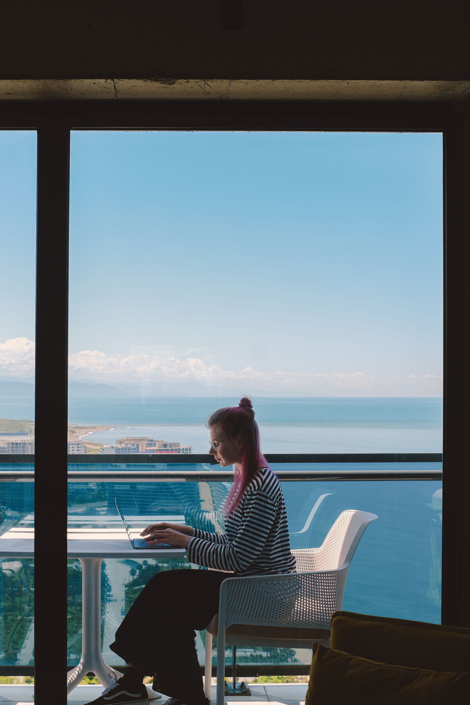 Ospite con computer portatile connesso in Wi-Fi